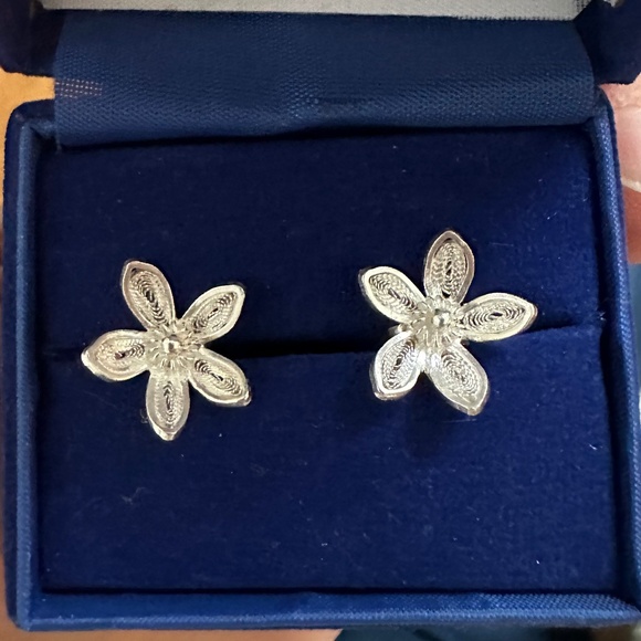 handmade sterling silver flower studs - Picture 1 of 3